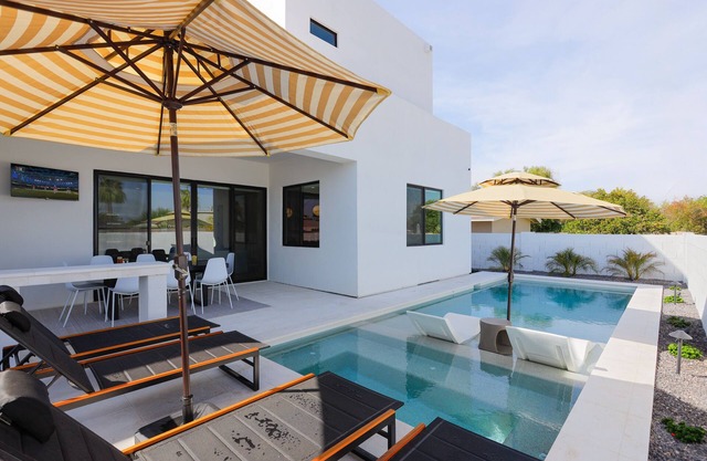 Sunrift-Private Pool & Spa-Walk to Old Town