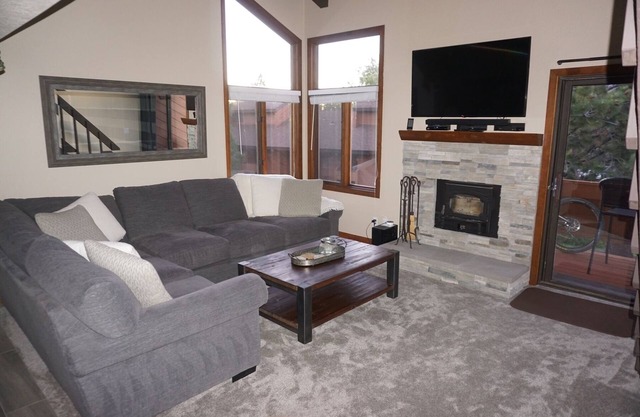 Sunrise Mammoth Condo #1: Near Mammoth Creek & The Snowcreek Golf Course