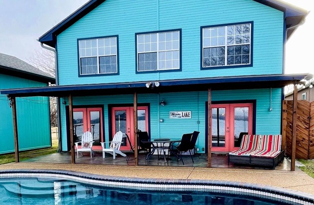 Sunrise Oasis! Large 4 Bedroom, 3 bath with pool - Lakefront