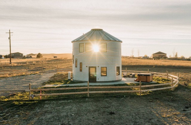 Sunrise Silo - Luxury stay near Bozeman, Montana.