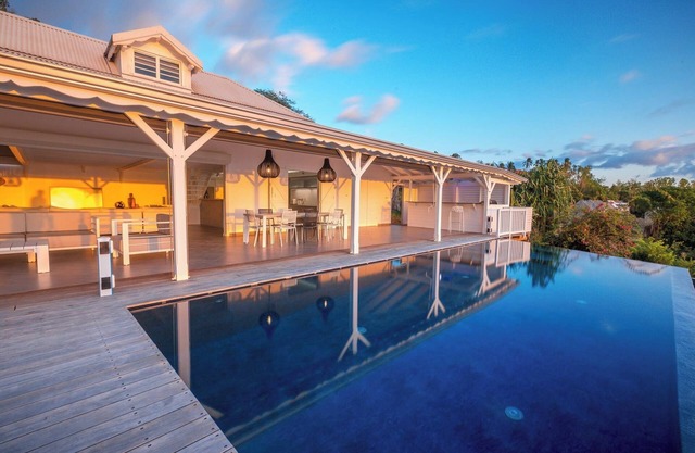 Sunset Bay - Luxury villa with breathtaking views of the Îlets Pigeon