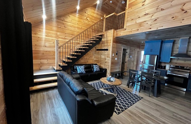 Sunset Chalet #4 Super 4 Bedroom, Sleeps 8 Two Full Bathroom Kitchen-Living area