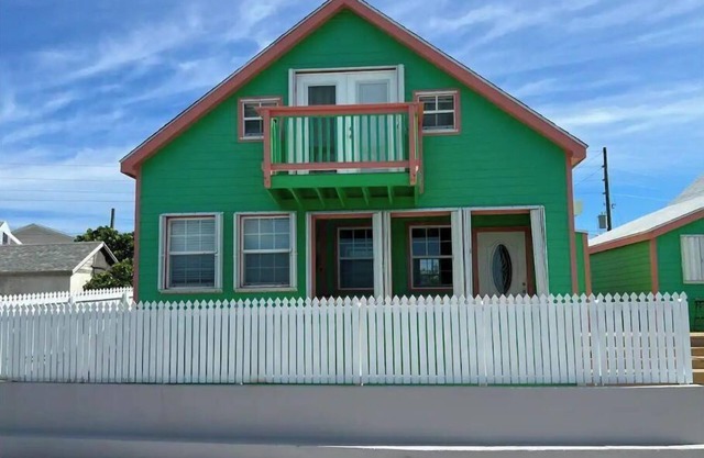Sunset cottage on the sea of Abaco. Located in New Plymouth and near everything.