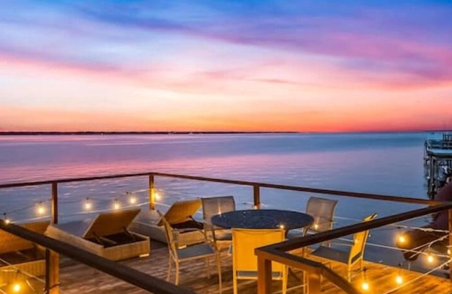 Sunset Serenity -Lakefront- HotTub - TheatreRoom - FirePit - GameRoom - BoatDock
