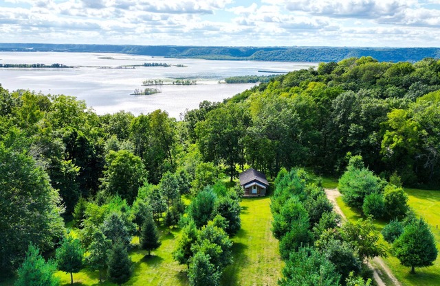 Sunset Studio, Amazing River Views, HOT TUB! New Listing!