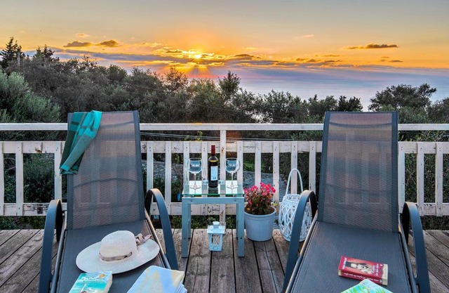 Sunset Traditional Cottage by Konnect