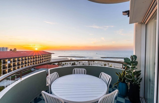 Sunsets Paradise 2BR with Private Parking