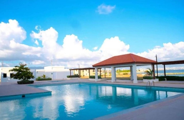 Sunshine Beachfront Studio~ w/Pool & Beach Access