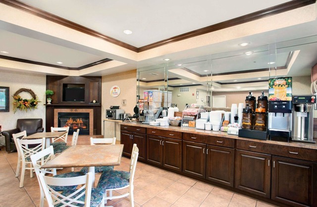 Super 8 by Wyndham Grayville
