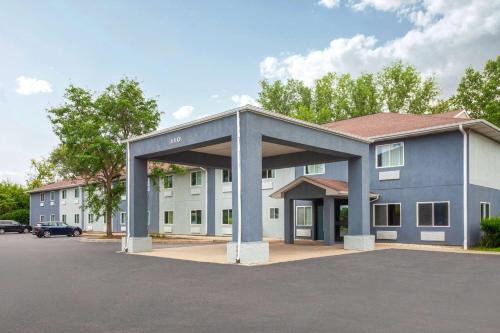 Super 8 by Wyndham McHenry Fox Lake Area