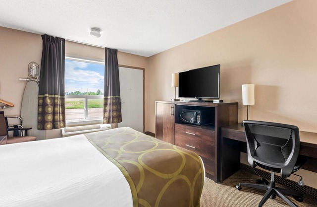 Super 8 by Wyndham Meadow Lake