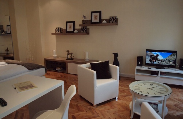 Super * * * apartment at the main station with garden, internet, washing machine