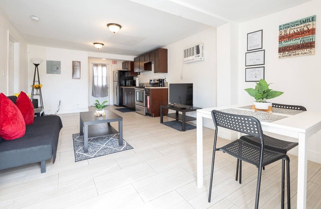 Super Cozy Hollywood Apt with AC/Parking/Wifi by Hard Rock Casino in Hollywood!