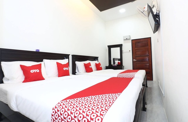 Super OYO 89678 Ady Hotel