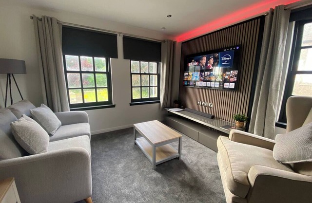 Super Prime Abbey + Free Parking by Three Bridges Apartments