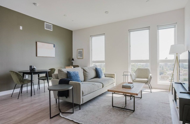 Superb 1BR w/Gym & Elev, nr Dining & Hiking
