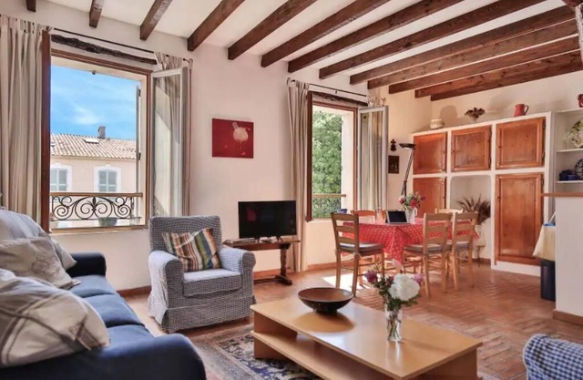 Superb 2 Bed Apt in Antibes Old Town