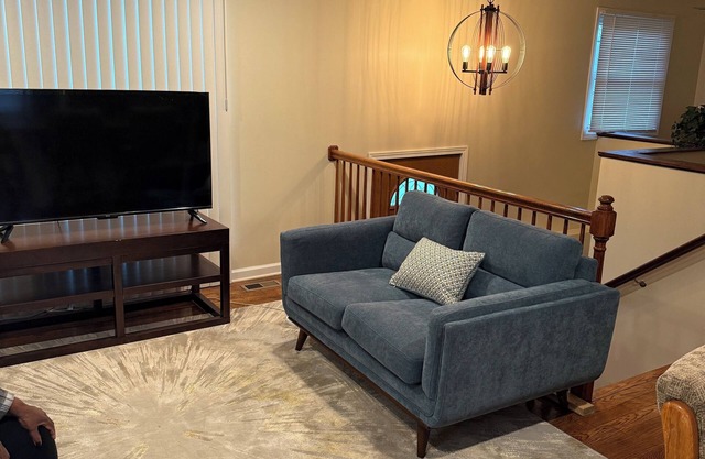 Superb 3-bedroom house with fitness room in Chicago Heights