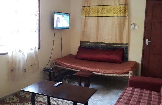 Superb accommodation with swimming pool ,wifi , available for short and long let