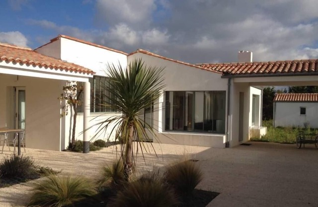 Superb family home close to the beach, stylish and pleasant to live in.