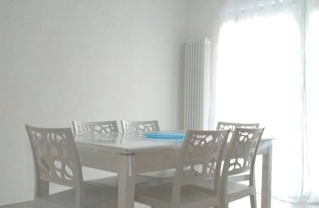 Superb house with parking space a few steps from the sea and various services
