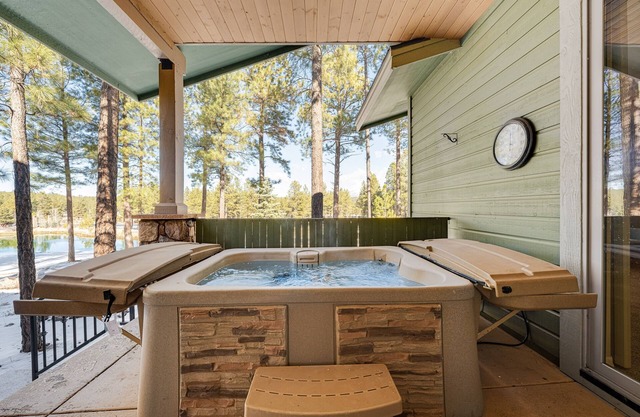 Superb nature retreat with private hot tub, fireplace & games - near golf