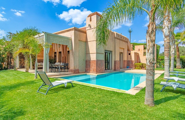 Superb Villa 6p, Heated Pool 8x4m & Garden not overlooked, FAMILY ONLY