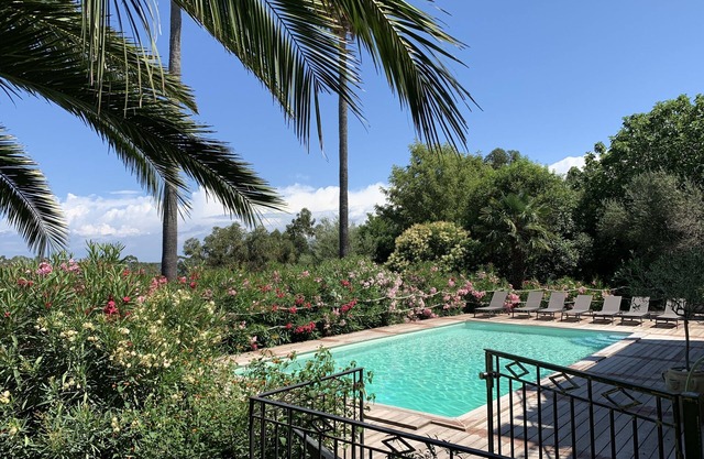 Superb villa with sea and mountain views, heated pool and landscaped garden of 4,500 m