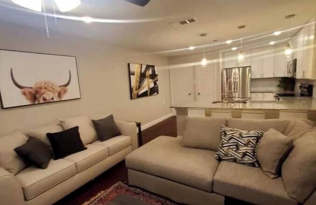 SUPERHOST/Spacious Classy Enclave Rodeo < 1mile. Baby Crib