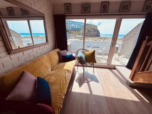 Surf 'n' Sands in Porthtowan Beachfront Apartment