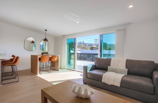 Surf Spot 1 - beautiful 1 bedroom apartments walking distance to Windansea Beach