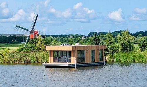 Surla houseboat "Aqua Zen" Kagerplassen with tender