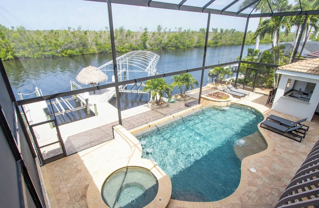 SW Cape Coral Vacation Rental Direct Access 5 bedroom 4.5 bathroom Pool & Dock - Sunset Hideaway