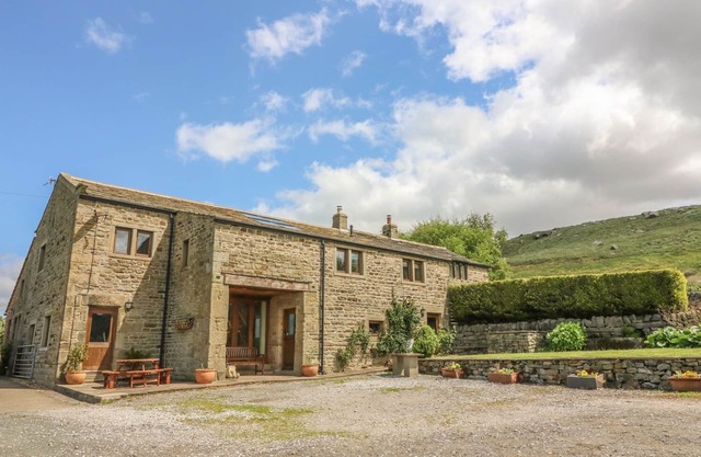 SWALLOW BARN, pet friendly, luxury holiday cottage in Silsden