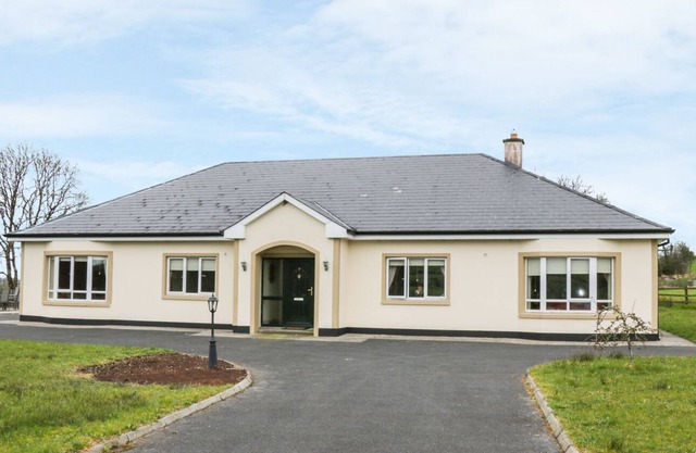 SWALLOWS NEST, family friendly in Aughnacliffe, County Longford