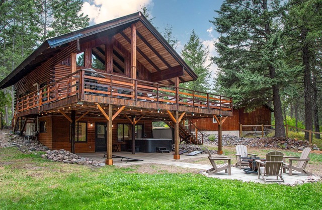 Swan Mountain cabin with amazing views, hot tub, large deck, & game room