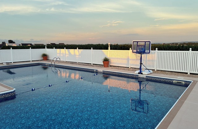 Sweet Adventure of Hershey! Private Oversized Pool. 3000 sq ft house. Sleeps 13.