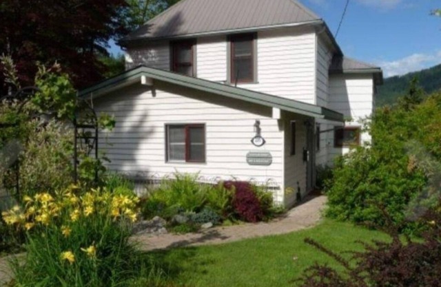 Sweet private studio just minutes from the downtown core.