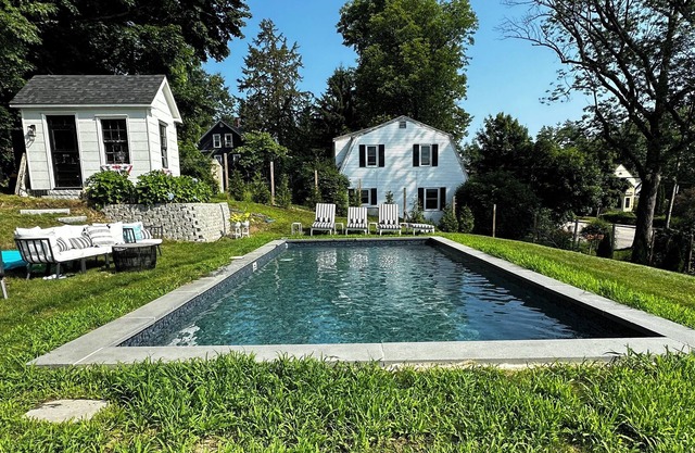 Sweet Traditional Kittery New Englander with Pool!