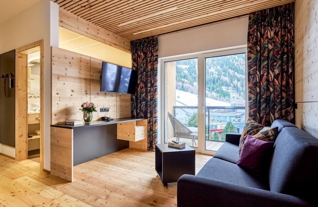 Swiss stone pine suite barrier-free with half board - Hotel Venetblick GmbH