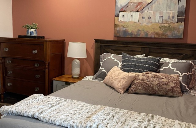 Sycamore Acres 306 Comfortable 1 bedroom suite with full kitchen and living area
