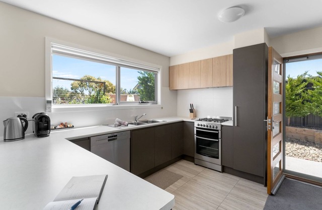 T-Bar on Twynam - Modern 2BR Apartment l WiFi l Netflix l BBQ l Smart TV l Air-Con