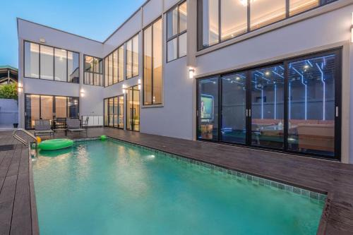 T M L-Jomtien Beach 4 bedrooms - independent swimming pool and KTV