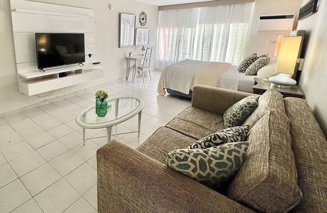 T-Mobile District- Beautiful & Spacious Studio in Quite Peaceful Neighborhood
