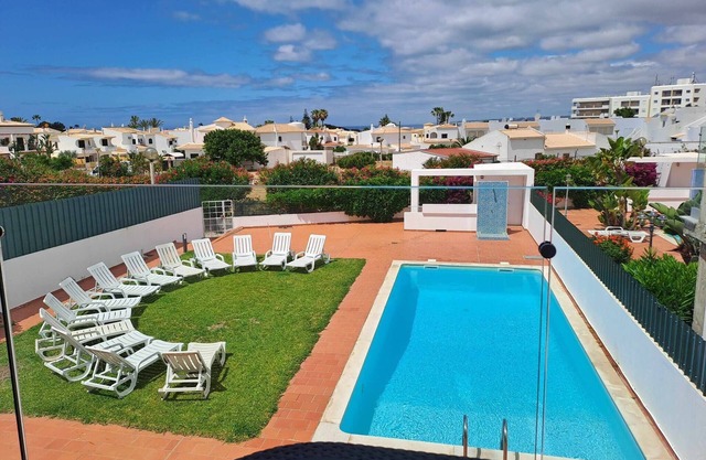 T2-2º vista mar, piscina, bbq, para a praia vai a