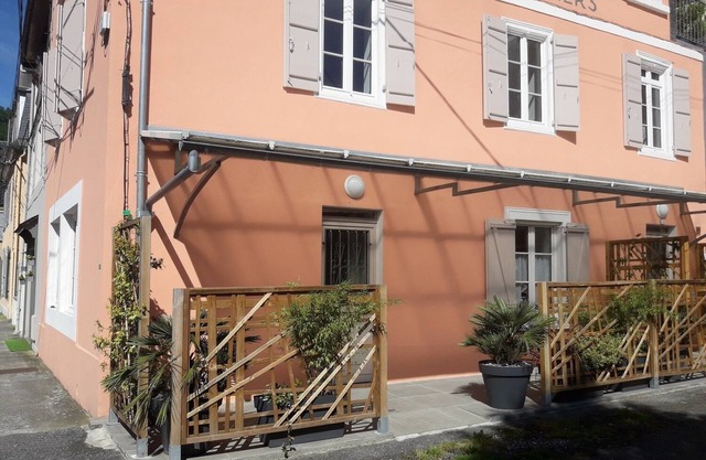 T2 * ground floor, 200 m downtown, fully renovated, bright