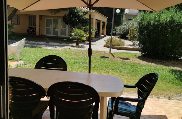 T2 in a lovely wooded residence, 30 metres² with terrace and pool