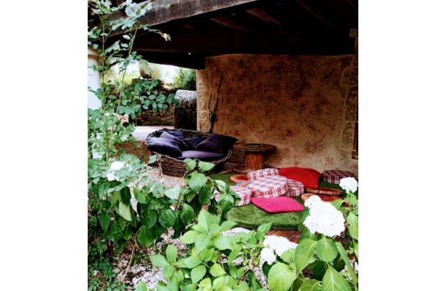 T2 with courtyard and romantic terrace. Unusual spa at extra charge, Pets allowed