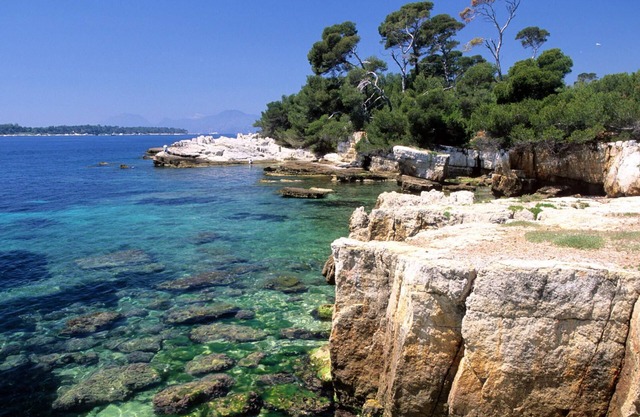 T3 cap edge of Antibes 100 meters from the beach