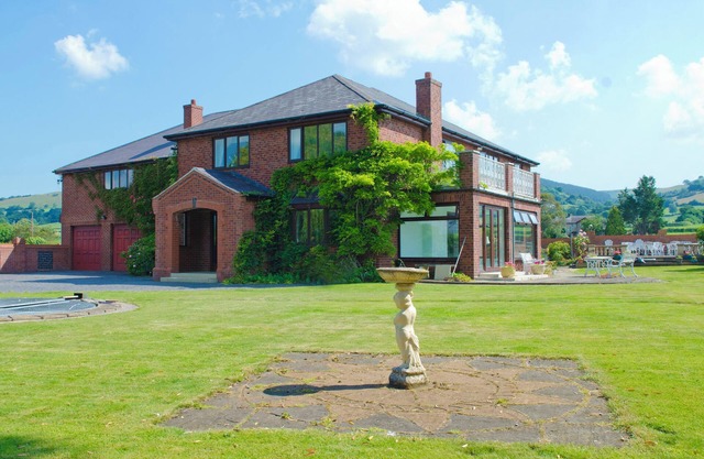 TALL TREES, pet friendly, character holiday cottage in Llandyrnog